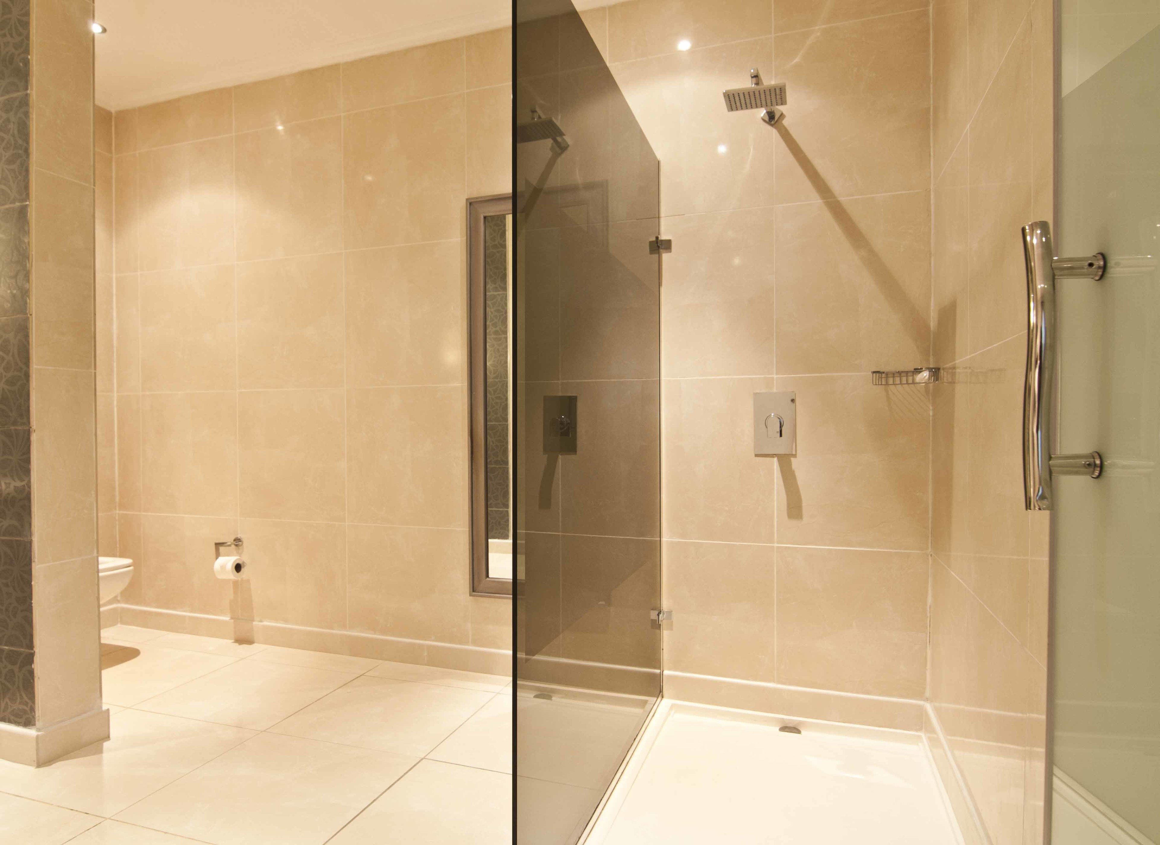 deluxe studio suite, 1 king bed, kitchenette | bathroom shower