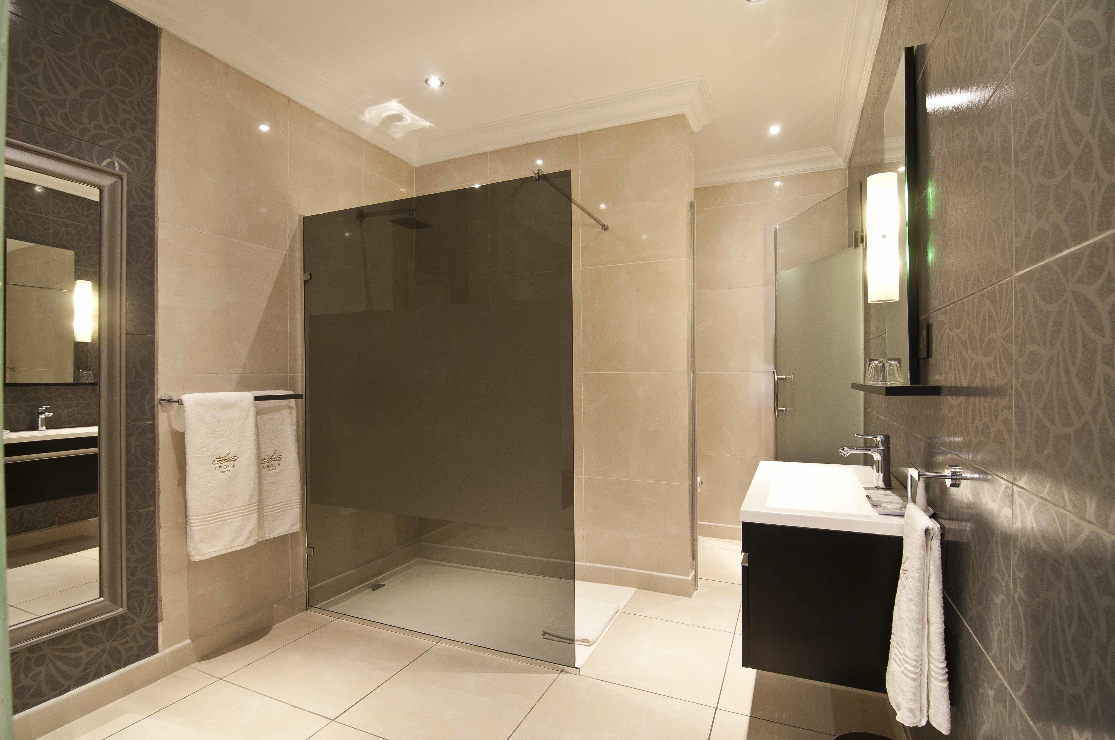 superior room, non smoking | bathroom | free toiletries, hair dryer, bathrobes, slippers