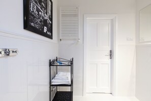 Premier-Apartment, 1 Schlafzimmer, Stadtblick | Badezimmer | Dusche, Designer-Toilettenartikel, Haartrockner