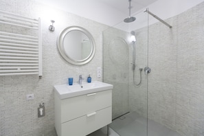 Departamento de diseñador, 1 habitación | Baño | Regadera, amenidades de baño de diseñador, secadora de cabello