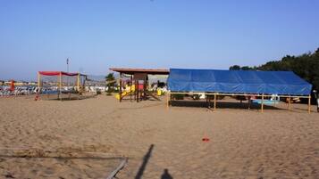 Playa privada, camastros, sombrillas y vóleibol de playa