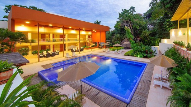 Outdoor pool, pool umbrellas, sun loungers - Villas Ixzi Plus (Ixtapa)