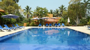 Outdoor pool, pool umbrellas, sun loungers - Villas Ixzi Plus (Ixtapa)