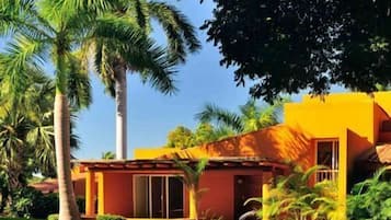 Vista frontal de la propiedad