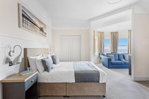 Decoración personalizada, muebles diferentes y escritorio 
