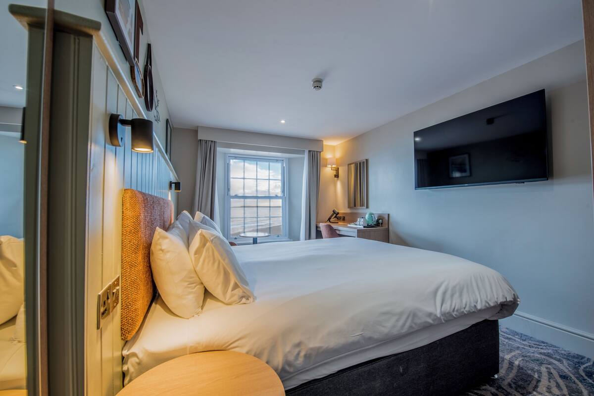 Habitación clásica doble, vistas al mar | Ropa de cama de alta calidad, tabla de planchar con plancha, wifi gratis