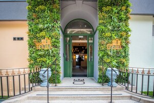 Mặt tiền nơi lưu trú