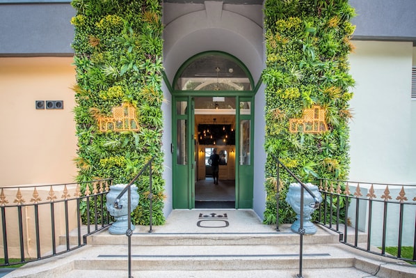 Vista frontal de la propiedad