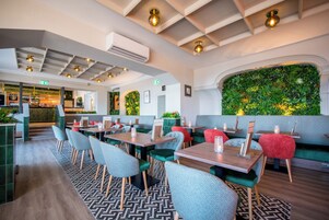 Phục vụ bữa sáng và bữa tối 