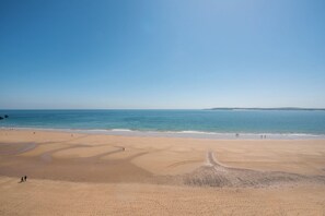 Beach/ocean view - The Imperial Hotel (Tenby)