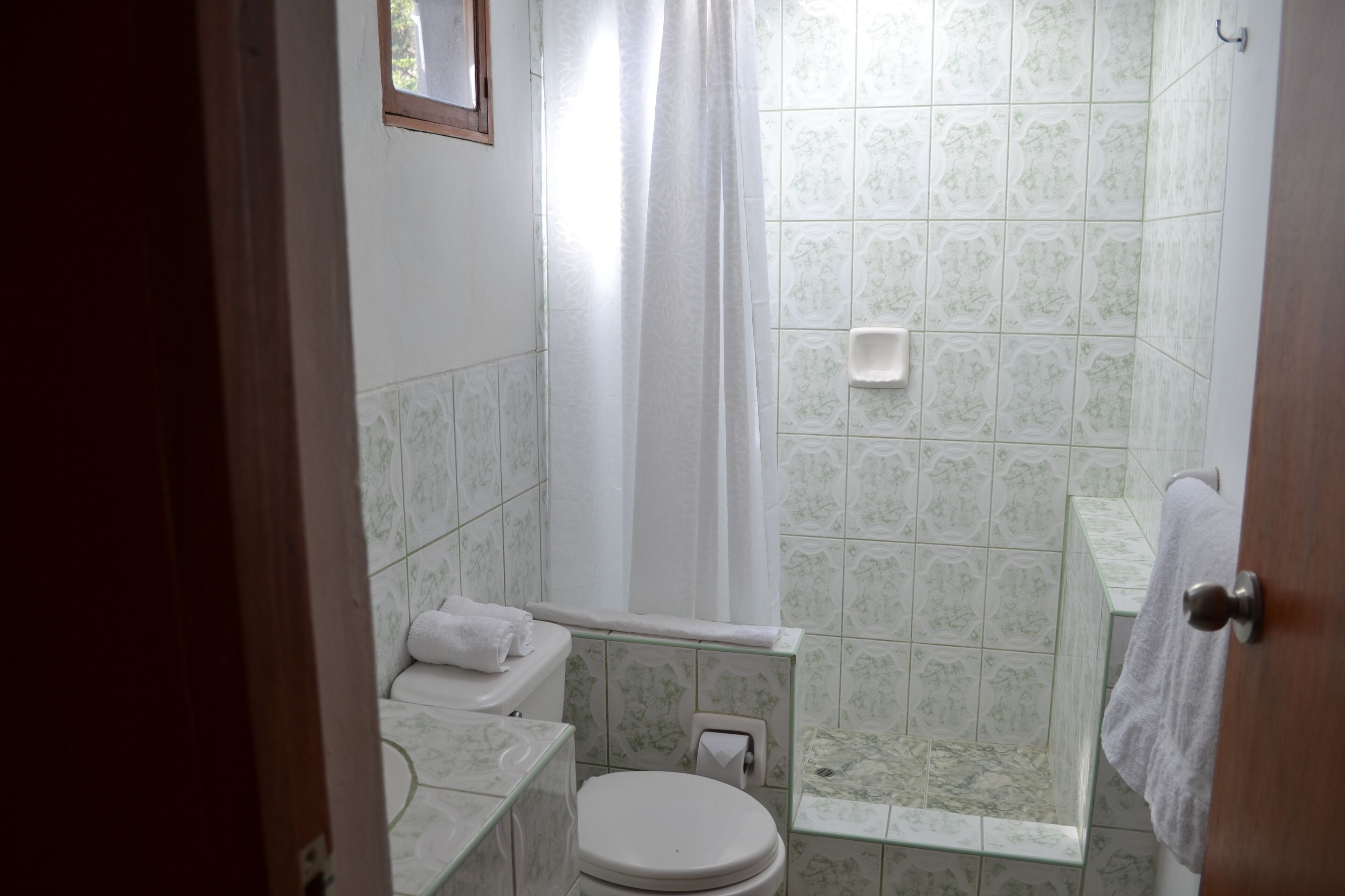 Douche, articles de toilette gratuits, sèche-cheveux