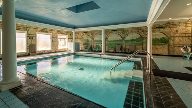 Indoor pool, outdoor pool, sun loungers - Dothan National Golf Club and Hotel (Dothan)