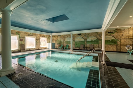 Una piscina techada, una piscina al aire libre. Dothan National Golf Club and Hotel