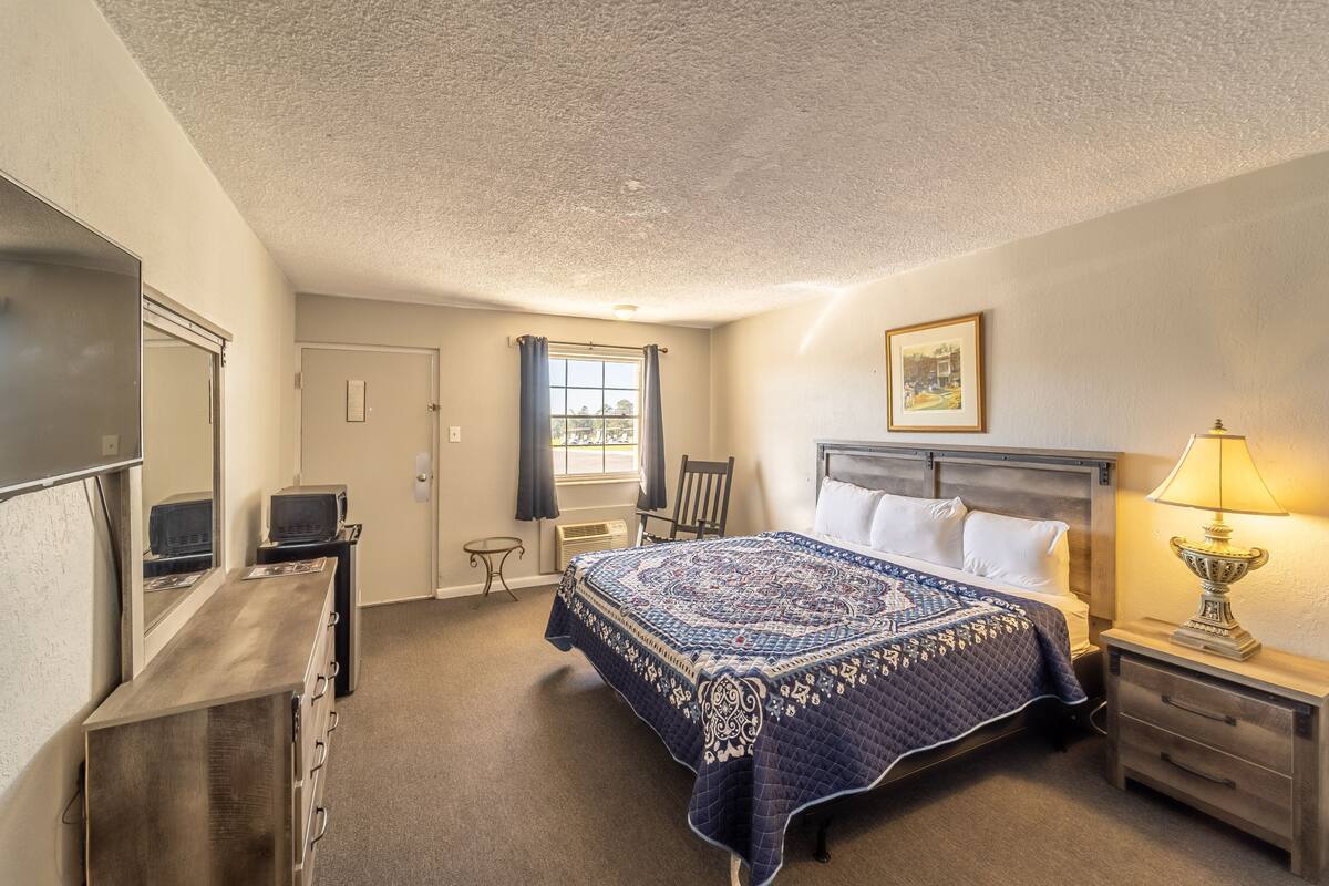 Desk, WiFi (free), bed sheets