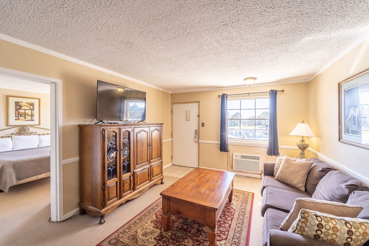 Suite | Desk, WiFi (free), bed sheets