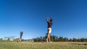 Campo de práctica de golf bajo techo