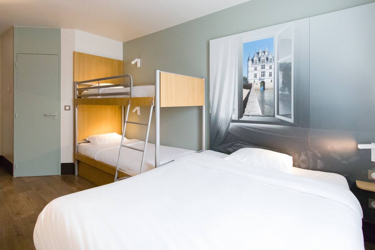Quadruple Room, Non Smoking | Peralatan tempat tidur premium, meja, kalis bunyi, Wi-fi percuma 