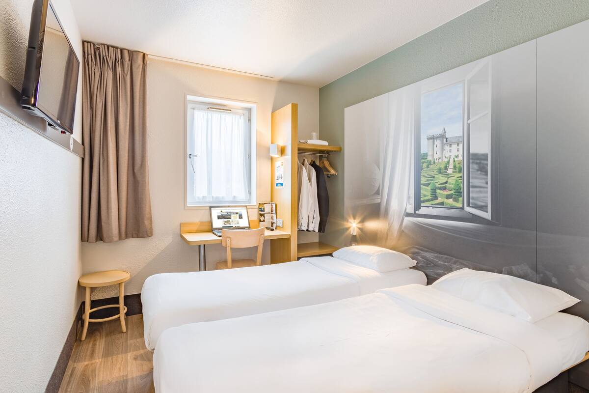 Twin Room, Non Smoking | Peralatan tempat tidur premium, meja, kalis bunyi, Wi-fi percuma 