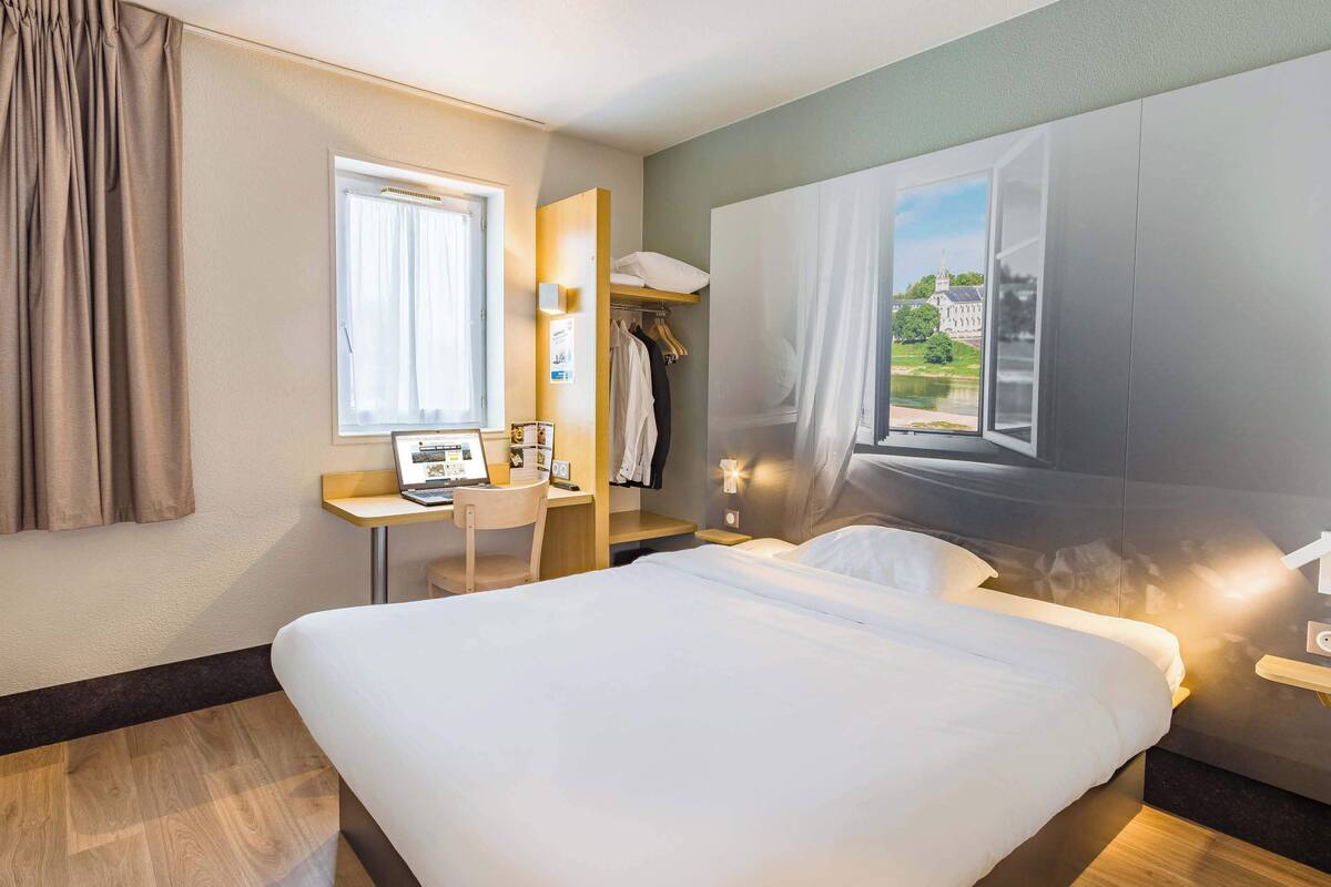 Peralatan tempat tidur premium, meja, kalis bunyi, Wi-fi percuma 
