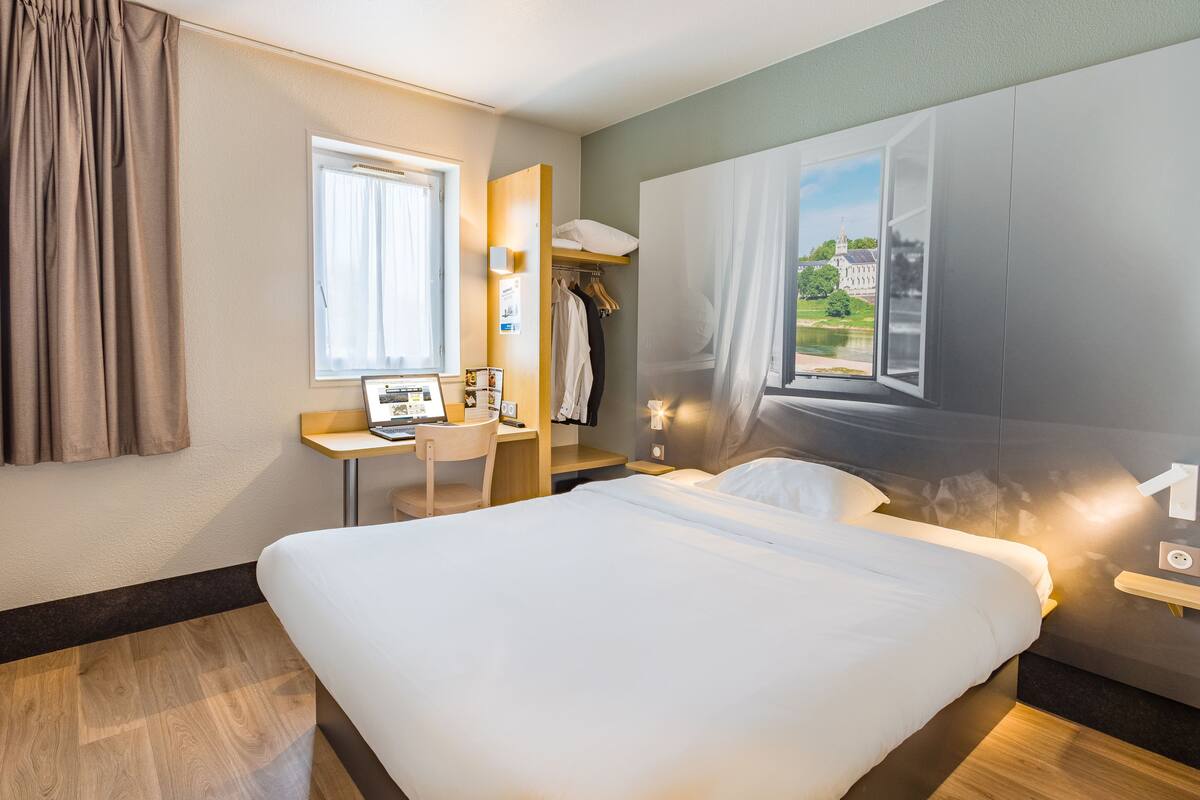 Peralatan tempat tidur premium, meja, kalis bunyi, Wi-fi percuma 