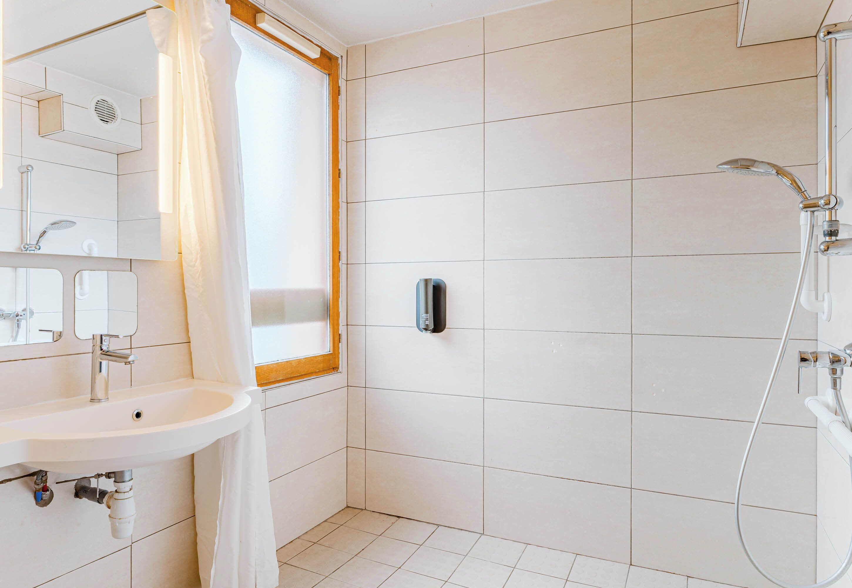 double room, mobility accessible, non smoking | bathroom | shower, free toiletries, towels