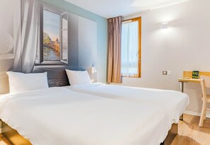 双床房, 无烟房 | 高档床上用品、办公桌、隔音、免费 WiFi