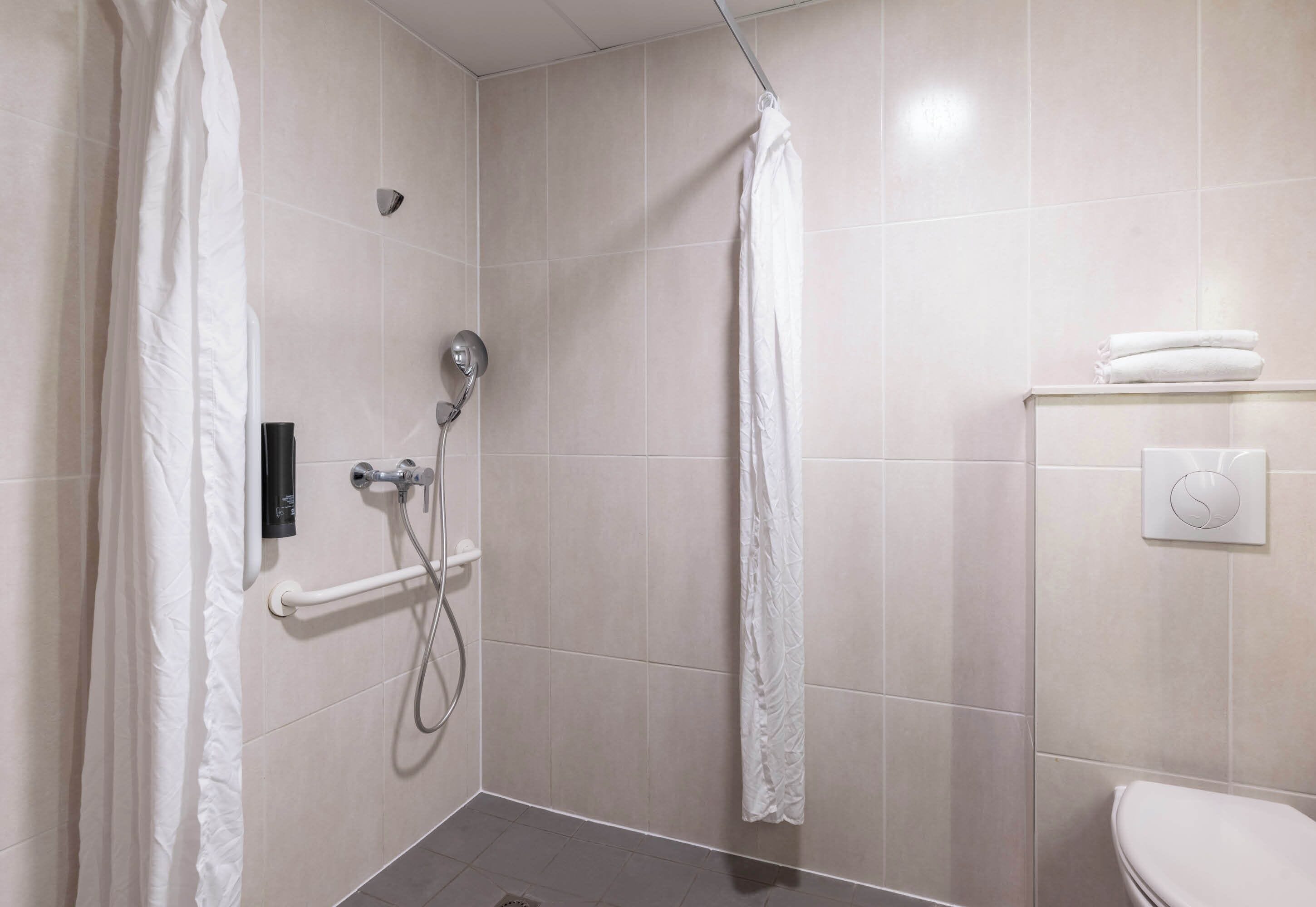 double room, mobility accessible, non smoking | bathroom | combined shower/bathtub, free toiletries, hair dryer, towels