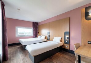 Chambre triple, non-fumeur | Bureau, système d’insonorisation, accès au Wi-Fi (inclus)