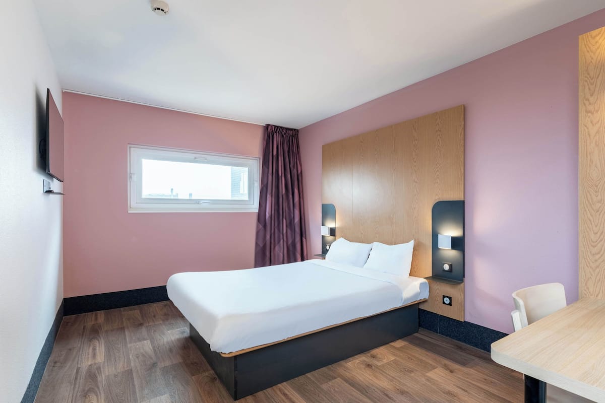 Double Room, Mobility Accessible, Non Smoking | Desk, soundproofing, free WiFi, bed sheets