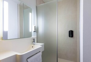 Een bad/douchecombinatie, gratis toiletartikelen, een haardroger