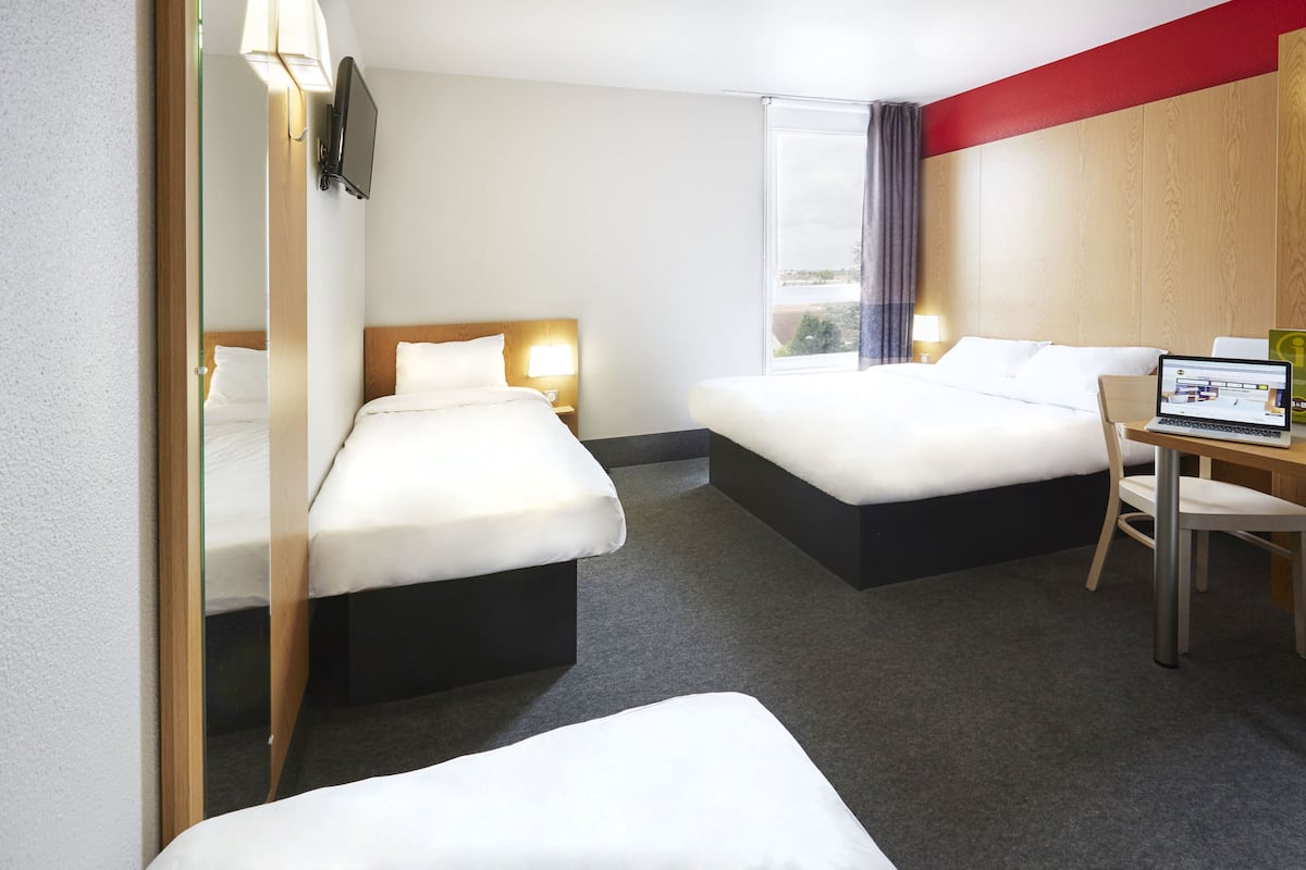 quadruple room, non smoking | 1 bedroom, desk, blackout curtains, soundproofing