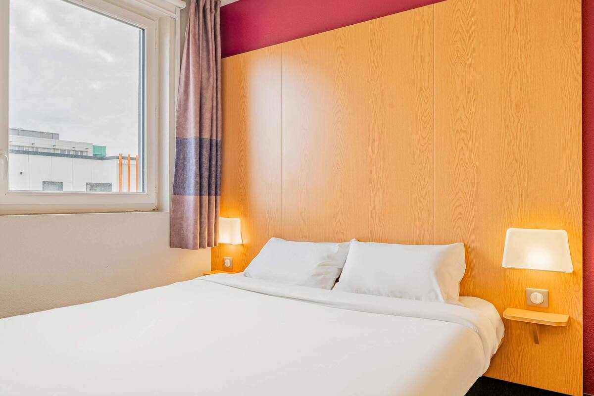 1 bedroom, desk, blackout curtains, soundproofing