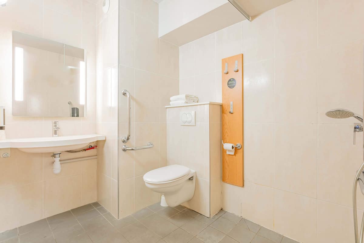 double room, accessible, non smoking | bathroom | shower, towels