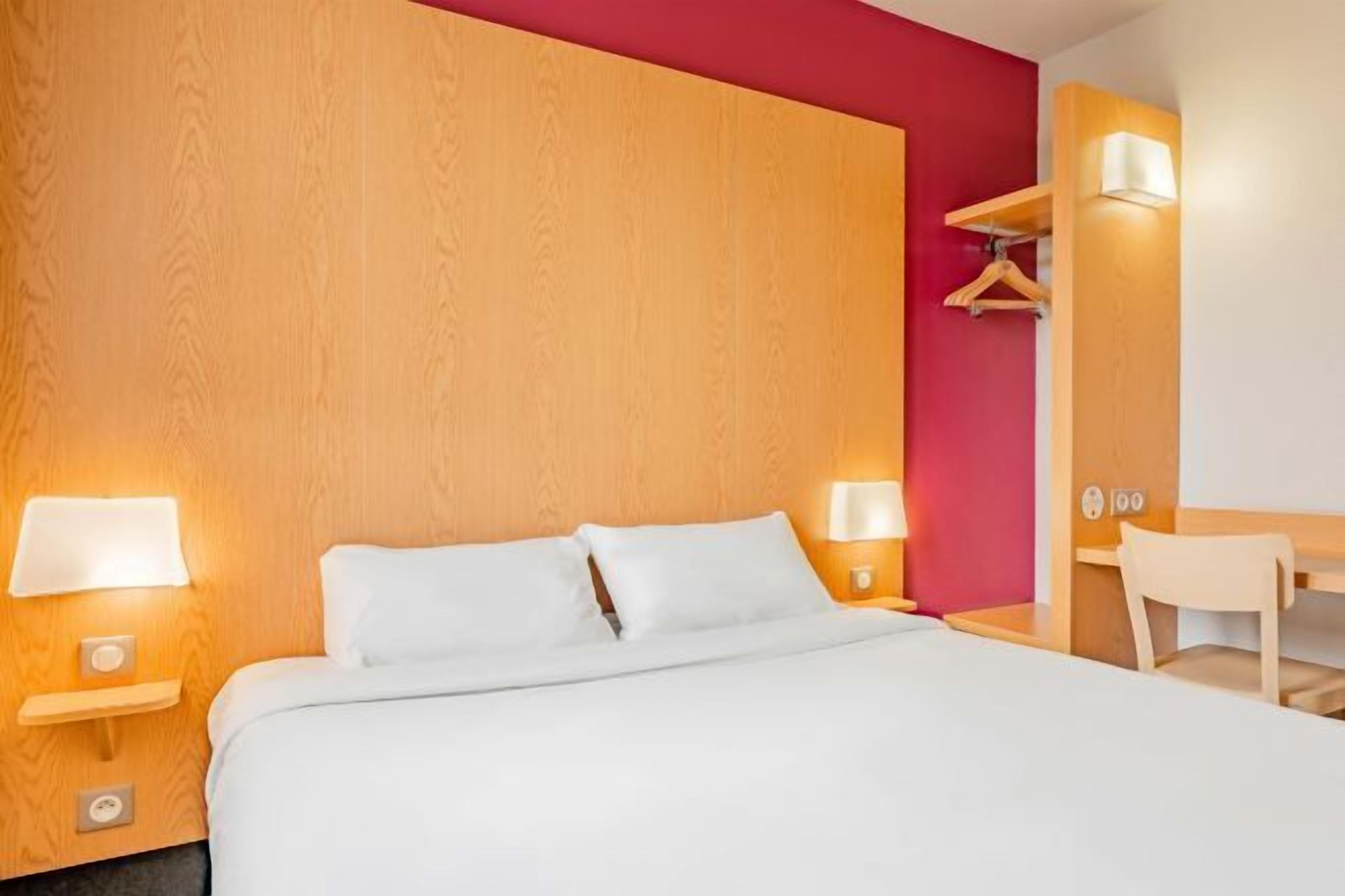 Desk, blackout curtains, soundproofing, free WiFi