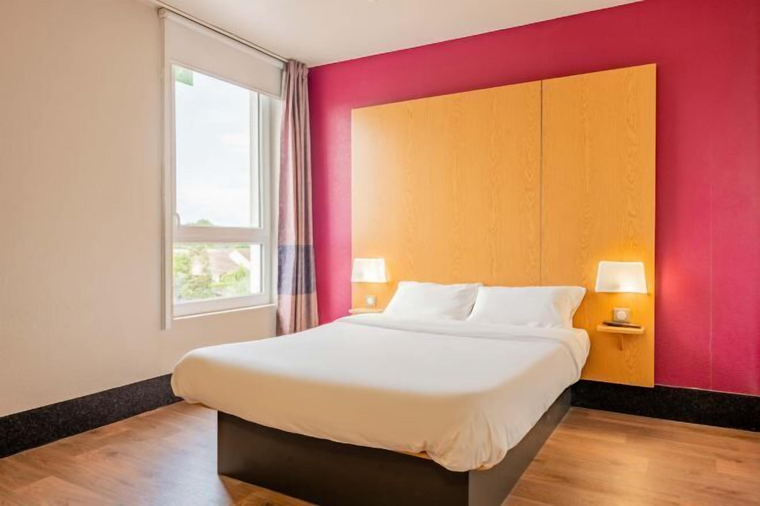 Desk, blackout curtains, soundproofing, free WiFi