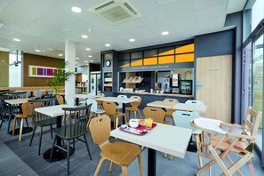 Daily buffet breakfast for a fee - B&B HOTEL Lens Musée du Louvre (Lievin)