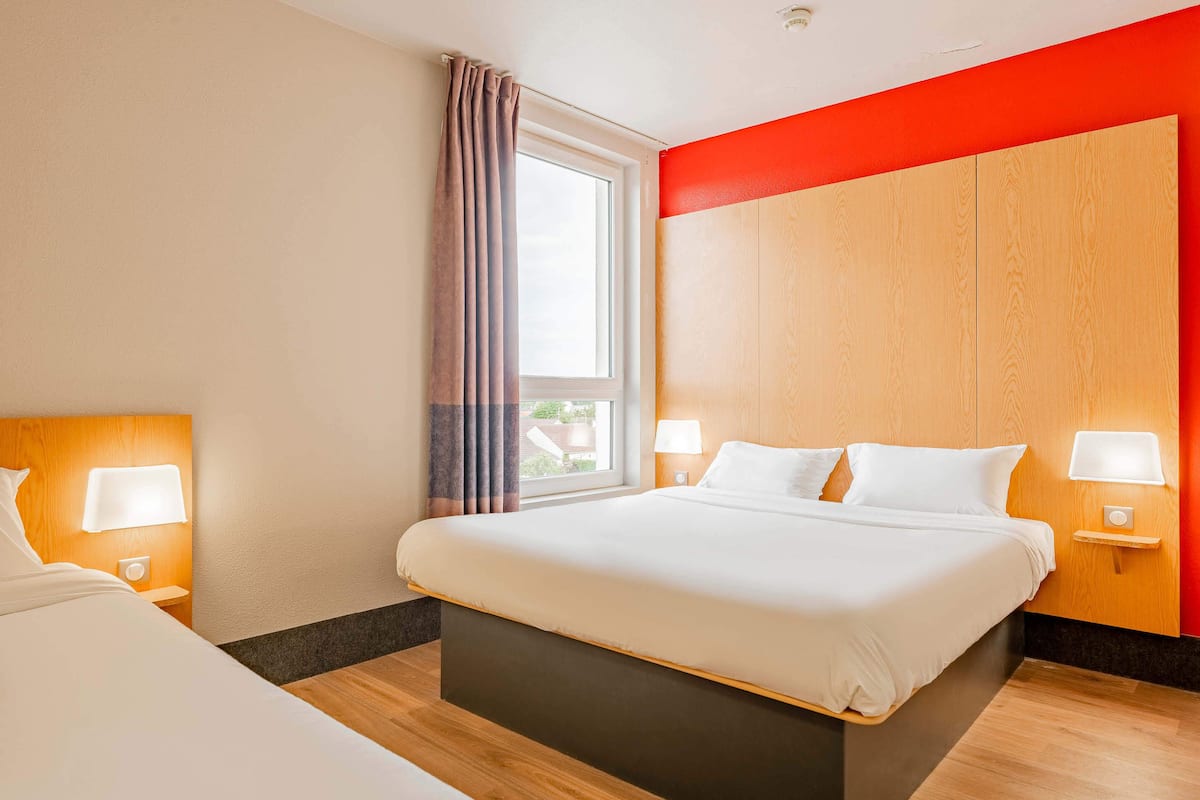 quadruple room, non smoking | 1 bedroom, desk, blackout curtains, soundproofing