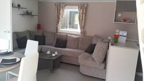 Luxe stacaravan (6 pers.) | Woonkamer | Flatscreentelevisie