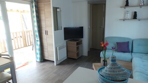 Mobile Home (Excellence, 6 pers.) | Living area | Flat-screen TV - Boost Locamobil 17 Bonne Anse Plage (Les Mathes)