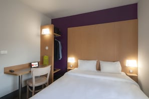 Desk, soundproofing, free cots/infant beds, free WiFi