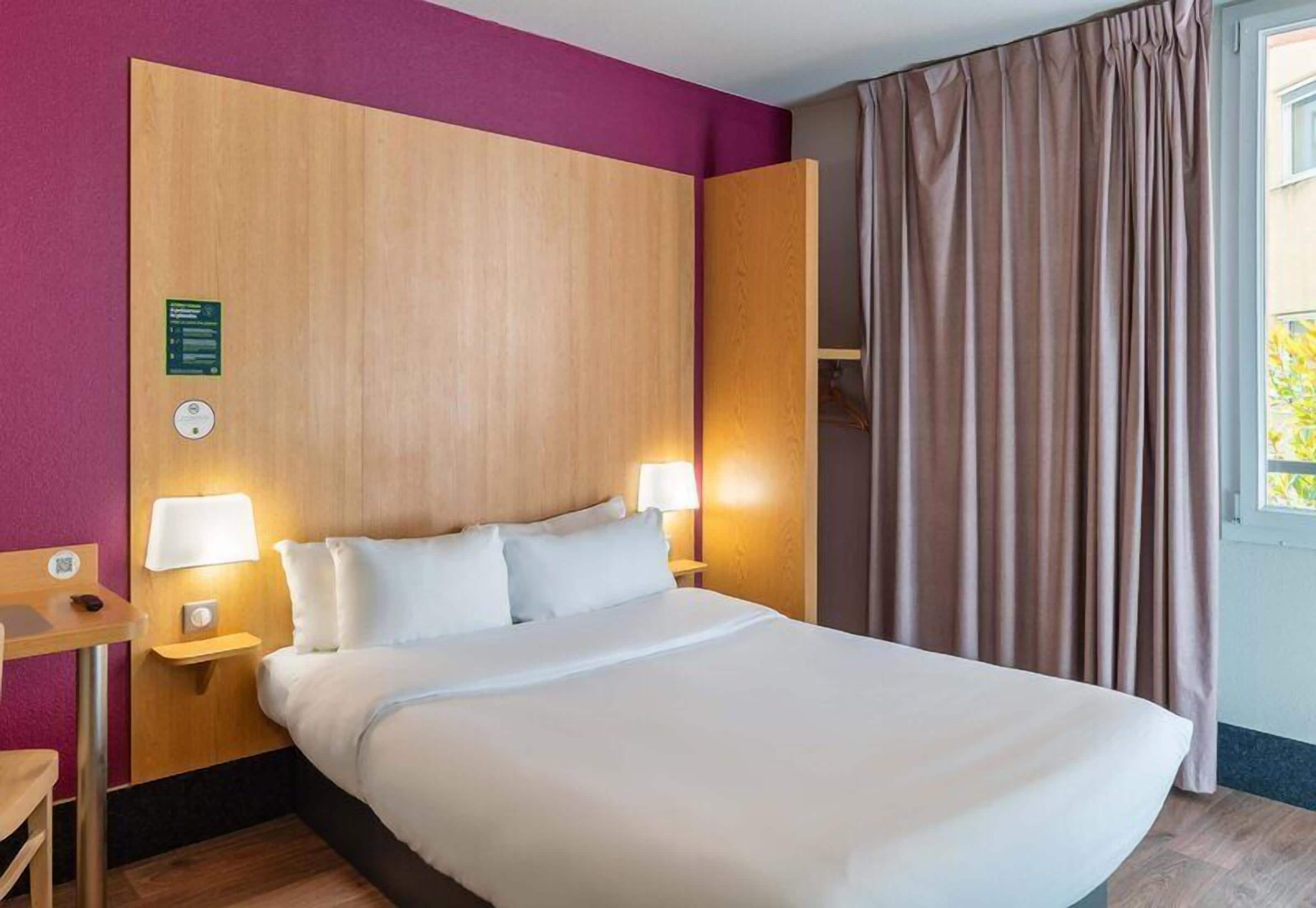 Desk, soundproofing, free cots/infant beds, free WiFi