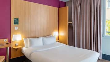 Desk, soundproofing, free cots/infant beds, free WiFi