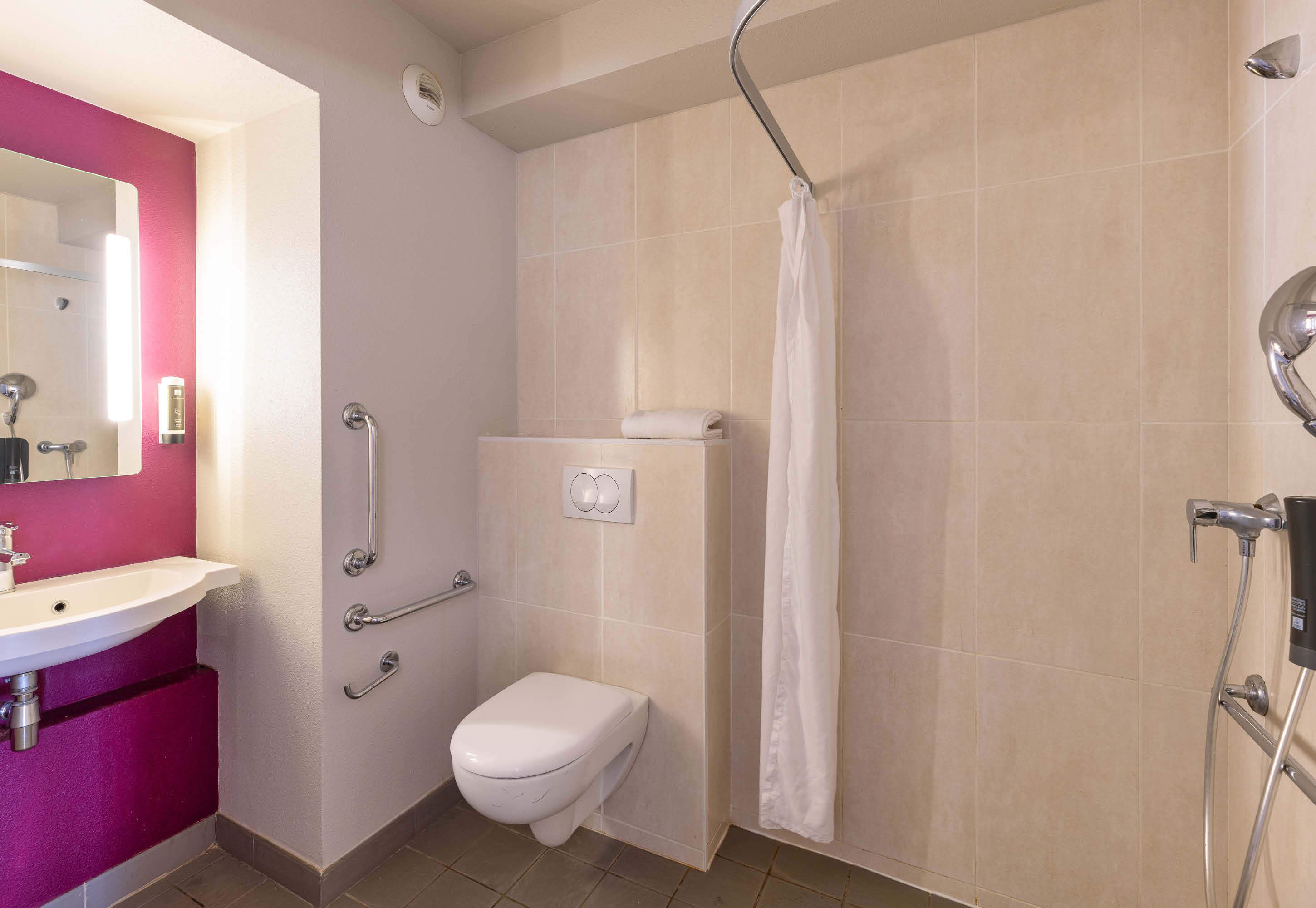double room, accessible, non smoking | bathroom | shower, towels