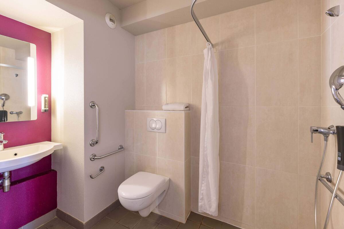 double room, accessible, non smoking | bathroom | shower, towels