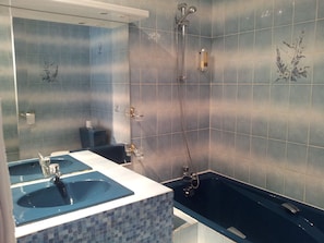 Separate tub and shower, free toiletries, hair dryer, towels