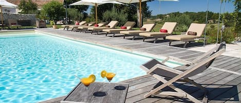 Piscine intérieure, piscine extérieure, parasols, chaises longues