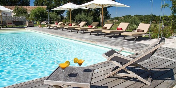 Piscine couverte, piscine extérieure, parasols de plage, chaises longues
