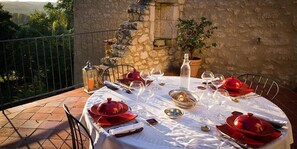 Déjeuner et dîner servis sur place, spécialités Cuisine française