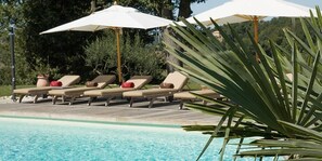 Piscine couverte, piscine extérieure, parasols de plage, chaises longues