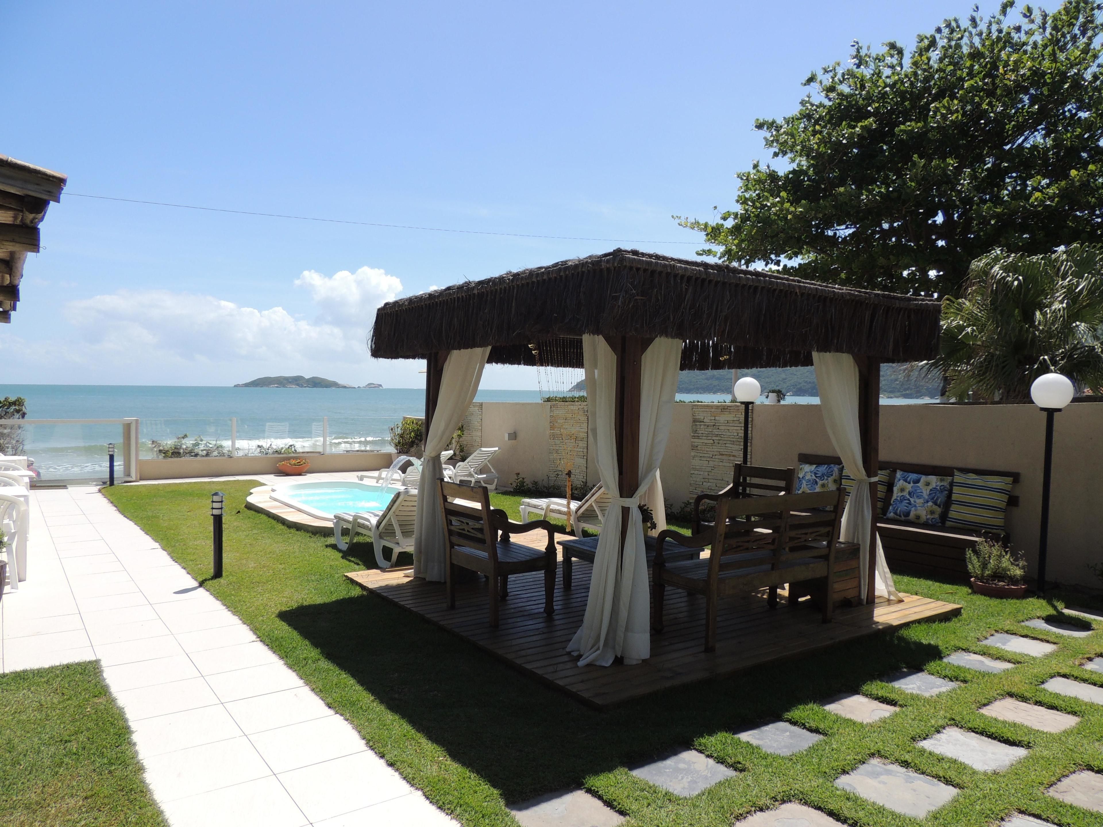 Na praia, espreguiçadeiras 